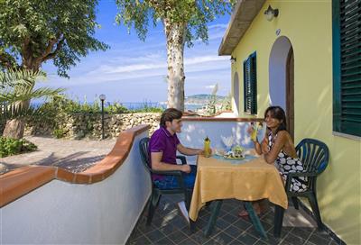 Hibiscus se snídaní - teráska u pokoje- Hibiscus- moře- termální ostrov Ischia- Itálie