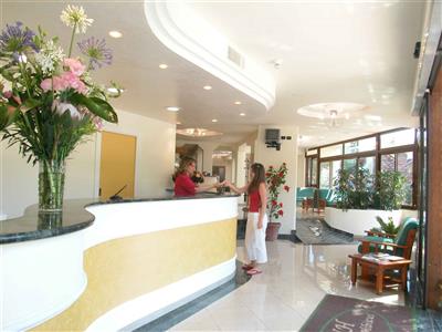 Hibiscus se snídaní - hotelová recepce- Hibiscus- moře- termální ostrov Ischia- Itálie