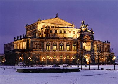 DRÁŽĎANY a Tři oříšky pro Popelku v nákupní neděli - Adventní zájezdy na vánoční trhy (Německo - Drážďany / Dresden) - zasněžený pohled na Semperovu operu