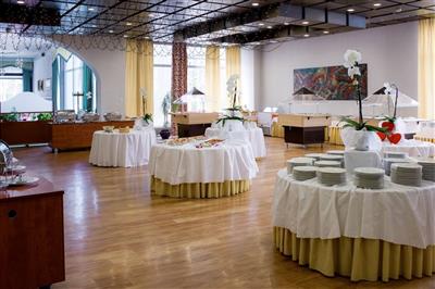 RADENCI & RADIN relax pro vaše srdce - V hotelové restauraci se podávají speciality místní i mezinárodní kuchyně formou bohatých švédských stolů - Radenci - Slovinsko - RELAX