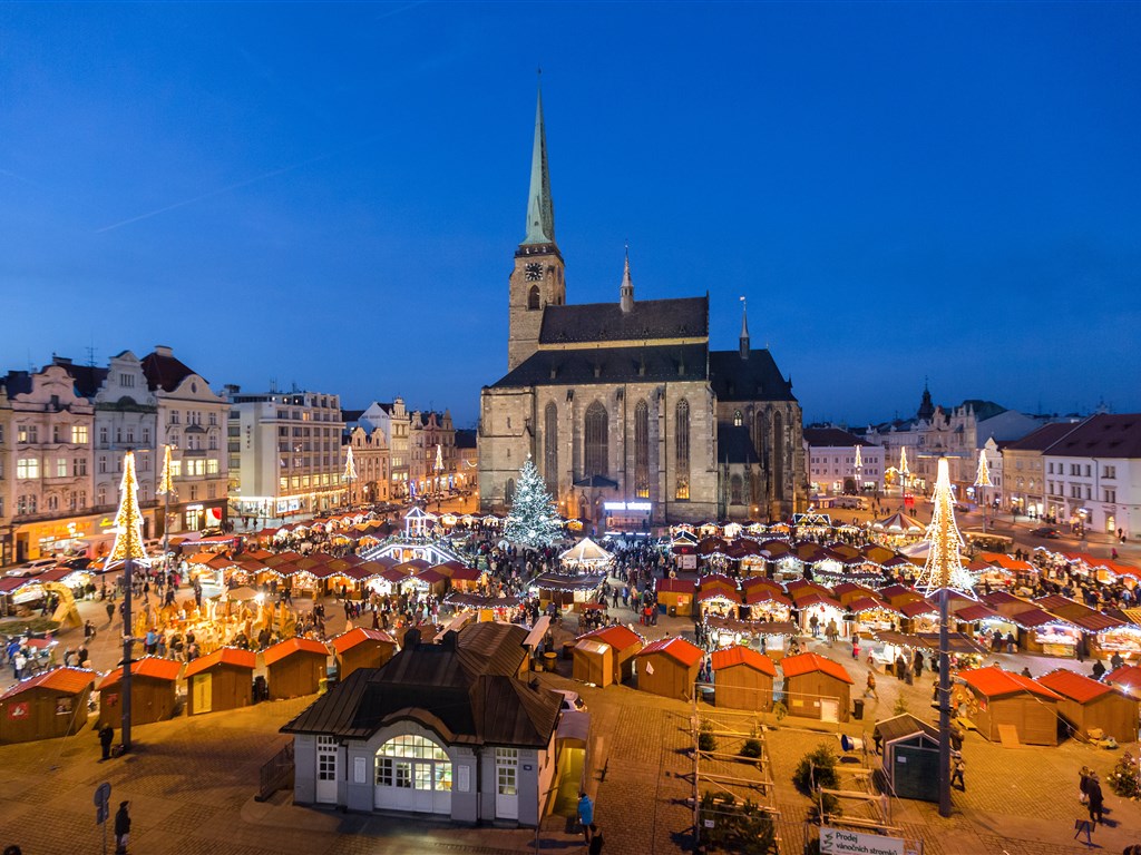 PLZEŇ kouzlo českého adventu a bublinek - předvánoční náměstí Republiky v Plzni
(zdroj: https://www.visitplzen.eu/)