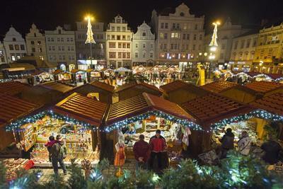PLZEŇ kouzlo českého adventu a bublinek - plzeňský adventní trh
(zdroj: https://www.visitplzen.eu/)