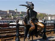 Socha Malá princeznička na dunajském nábřeží v Budapešti - Budapešť - Maďarsko - poznávací zájezd
