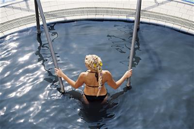 MORAVSKE TOPLICE & LIVADA PRESTIGE relax v Terme 3000 - Venkovní bazén s unikátní černou vodou nacházející se ve wellness hotelu Livada Prestige - lázně Moravske Toplice - Slovinsko - RELAX