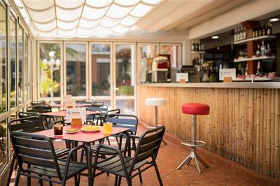 htop Planamar (plná penze & voda a víno) - hotelový bar- HTOP Planamar- Costa Maresme- Španělsko