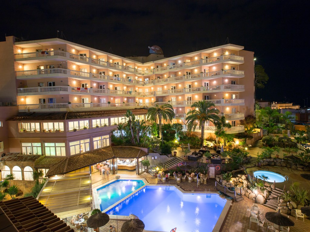 Alba Seleqtta Spa Resort & voda a víno - noční pohled na hotel- Alba Seleqtta- Costa Brava- Španělsko