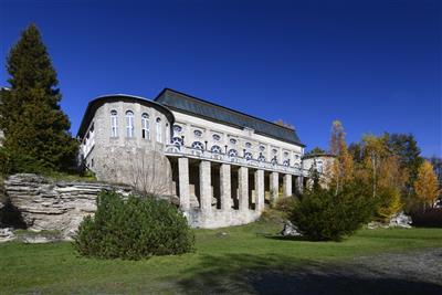 VYŠNÉ RUŽBACHY & GRAND HOTEL STRAND relax pod Tatrami - Bílý dům - monumentální kamenný dům biedermeierovského slohu vybudovaný z bílého travertinu - lázně Vyšné Ružbachy - Slovensko - Relax pobyt