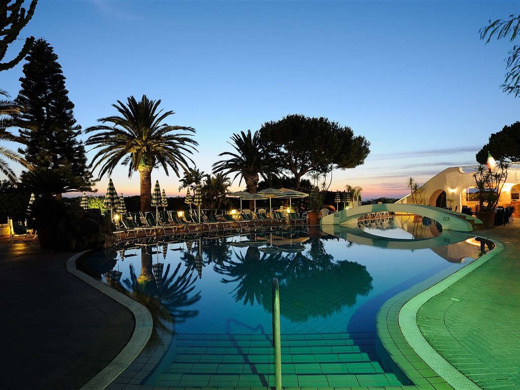 Hotel Terme Villa Teresa - večerní bazén-Villa Teresa- moře- termální ostrov Ischia-Itálie
