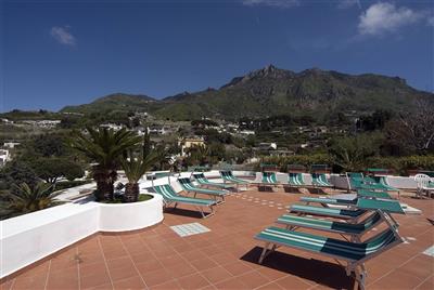 Hotel Terme Villa Teresa - sluneční terasa-Villa Teresa- moře- termální ostrov Ischia-Itálie