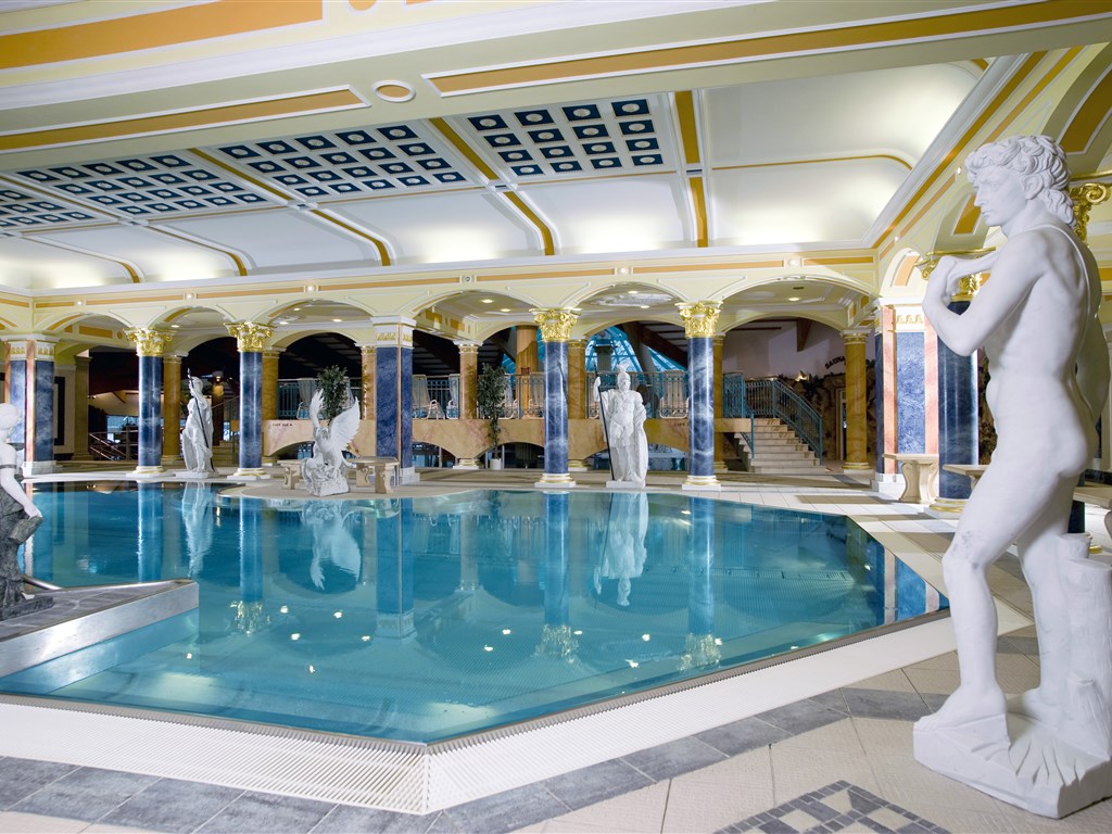 RAJECKÉ TEPLICE & APHRODITE relax jako v ráji a 3 degustační zážitky - Minerální termální bazén s přírodní léčivou hydrogenuhličitou  vodou o teplotě 38°C - Spa Aphrodite - Rájecké Teplice - Slovensko - RELAX pobyt