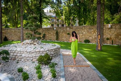 RAJECKÉ TEPLICE & APHRODITE relax jako v ráji a 3 degustační zážitky - Reflexní chodník pro stimulaci chodidel - Spa Aphrodite - Rájecké Teplice - Slovensko - RELAX pobyt