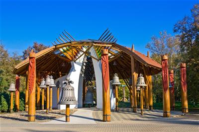 HAJDÚSZOBOSZLÓ & AQUASOL relax ve zlaté vodě - Symbolická zvonice se nachází v blízkosti lázní Hungarospa - Hajdúszoboszló - Maďarsko - RELAX pobyt