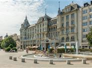 Hotel Aranybika - Secesní budova byla postavena v roce 1915 podle návrhu architekta a prvního maďarského plaveckého olympijského vítěze Alfréda Hajóse