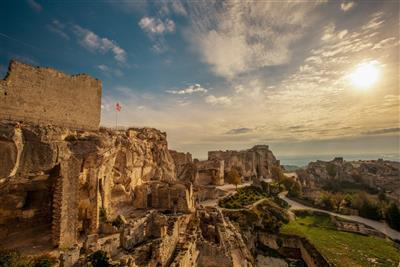 PROVENCE a levandulové korzo - skalní hrad ve vesničce Les Baux-de-Provence - Provence - Francie - poznávací zájezd