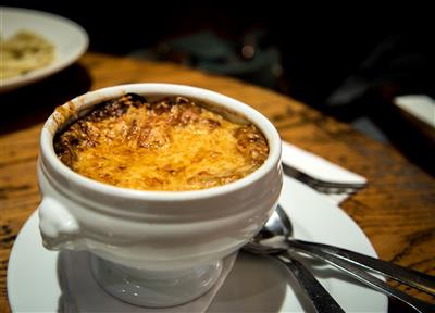 PAŘÍŽ a Versailles - francouzská cibulová polévka Soupe à l'oignon - Paříž - Francie - poznávací zájezd