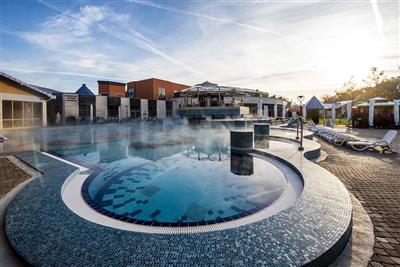 SÁRVÁR & PARK INN Radisson Resort Spa relax v křišťálech s ALL INCLUSIVE - Venkovní bazény mají celoročně příjemnou teplotu 32-34°C - Sárvár - Maďarsko - RELAX