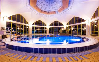 SÁRVÁR & PARK INN Radisson Resort Spa relax v křišťálech s ALL INCLUSIVE - Lázeňské bazény a zážitkové bazény jsou odděleny od části určené pro rodiny s dětmi, čímž poskytují nerušené chvíle a minuty plné relaxačního koupání - lázně Sárvár - Maďarsko - RELAX
