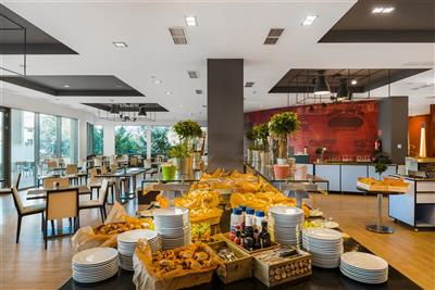 SÁRVÁR & PARK INN Radisson Resort Spa relax v křišťálech s ALL INCLUSIVE - Restaurace Family Lunch nabízí All Inclusive stravování - hotel Park Inn - lázně Sárvár - Maďarsko - RELAX