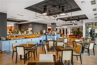 SÁRVÁR & PARK INN Radisson Resort Spa relax v křišťálech s ALL INCLUSIVE - V restauraci Family Lunch čeká na hosty neustálý výběr jídel a nápojů All Inclusive - hotel Park Inn - lázně Sárvár - Maďarsko - RELAX