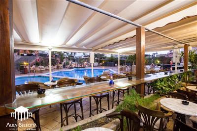 Alba Seleqtta Spa Resort & voda a víno - posezení u baru-Alba Seleqtta- Costa Brava- Španělsko