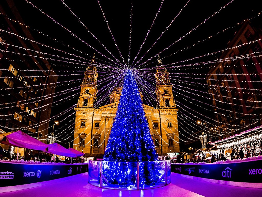 BUDAPEŠŤ starouherský advent králů - vánoční strom před bazilikou sv. Štěpána - Budapešť - Maďarsko - adventní zájezd