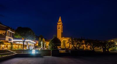 Silvestr v MOŘSKÉ LAGUNĚ a PORTOROŽI - večerní okolí zvonice zříceniny kostela sv. Bernardina - Bernardin resort - Slovinsko - relax pobyt