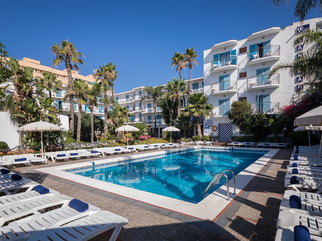 htop Planamar (plná penze & voda a víno) - pohled na hotel a bazén - HTOP Planamar- Costa Maresme- Španělsko