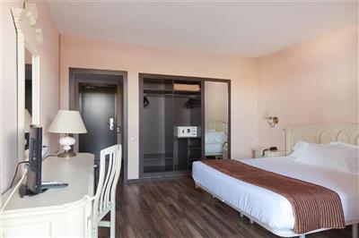 Roger de Flor by Seleqtta (pokoj s výhledem na moře a vínem k večeři) - Dvoulůžkový pokoj - Costa Brava - Španělsko - pobytový zájezd