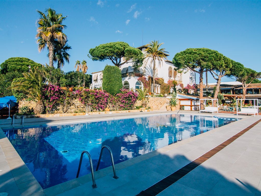 Roger de Flor by Seleqtta (pokoj s výhledem na moře a vínem k večeři) - Sluneční terasa s bazénem - Costa Brava - Španělsko - pobytový zájezd