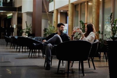 MORAVSKE TOPLICE & VIVAT relax pro vaše srdce - Koktejly, sekt, káva a Prekmurje gibanica? To vše a ještě více můžete vyzkoušet v moderním lobby baru nebo na venkovní terase.