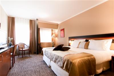 MORAVSKE TOPLICE & VIVAT TERME relax v bílé a černé vodě - Všechny pokoje jsou vybaveny klimatizací, LCD TV, telefonem, Wi-Fi, mini barem, trezorem, koupelnou se sprchou nebo vanou, WC a vysoušečem vlasů.