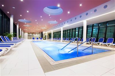 VIVAT TERME s KURENTY - Samostatný krytý bazénový komplex s bílou a černou termální vodou a nespočtem vodních masáží a prostorných odpočívadel je určen pro kompletní relaxaci