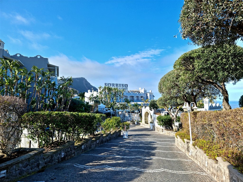 Villa Titina - depandance Sorriso Thermae Resort - vstup do hotelu - Forio - Ischia - za mořem