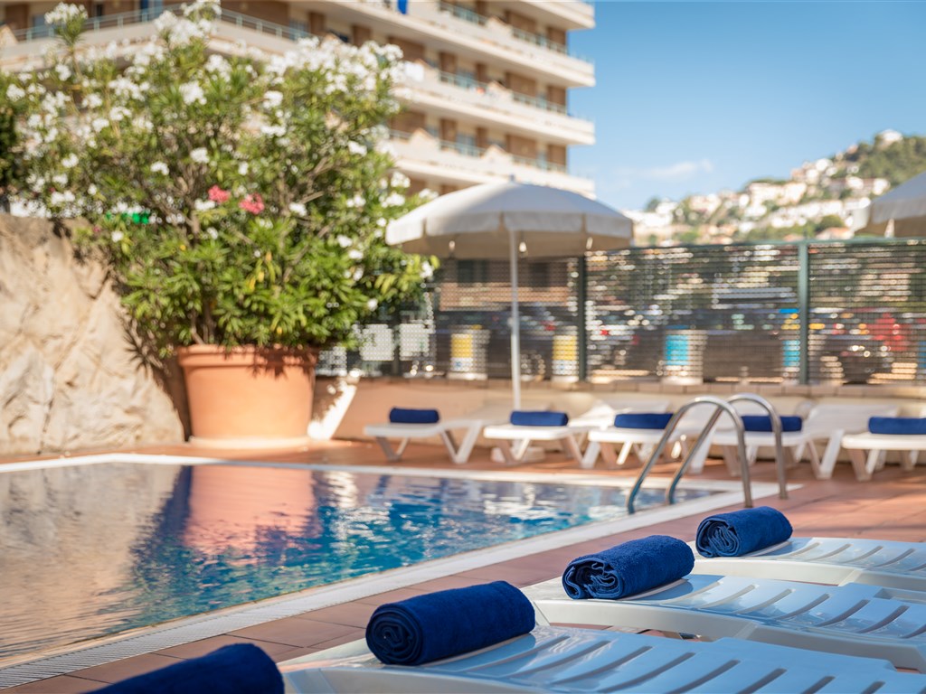htop Summer Sun (plná penze & voda a víno) - htop Summer Sun - sluneční terasa u venkovního bazénu - Costa Brava - Španělsko - pobytový zájezd