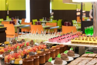 htop Summer Sun (plná penze & voda a víno) - htop Summer Sun - výběr dezertů - Costa Brava - Španělsko - pobytový zájezd