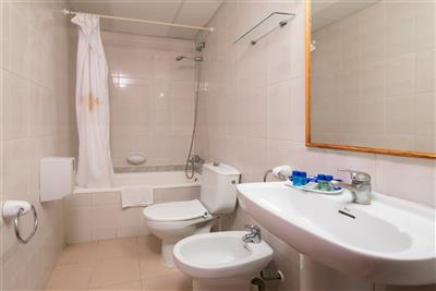 htop Summer Sun (plná penze & voda a víno) - htop Summer Sun - koupelna - Costa Brava - Španělsko - pobytový zájezd