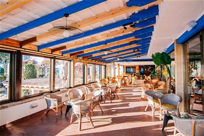 Roger de Flor by Seleqtta (pokoj s výhledem na moře a vínem k večeři) - Bar - Costa Brava - Španělsko - pobytový zájezd