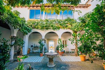 Roger de Flor by Seleqtta (pokoj s výhledem na moře a vínem k večeři) - Klidné a stinné atrium - Costa Brava - Španělsko - pobytový zájezd