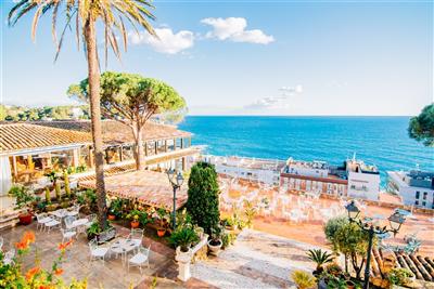Roger de Flor by Seleqtta (pokoj s výhledem na moře a vínem k večeři) - Sluneční terasa před hotelem - Costa Brava - Španělsko - pobytový zájezd