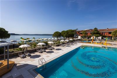 PORTOROŽ & VILE PARK PREMIUM relax v mořských lázních Termaris - Bazén a soukromá pláž hotelu Vile Park Premium - Bernardin resort - Portorož - Slovinsko - relax pobyt