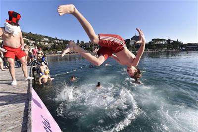 Silvestr v MOŘSKÉ LAGUNĚ a PORTOROŽI - Novoletni skok v morje - zdroj: https://www.novoletniskokvmorje.eu/galerije/