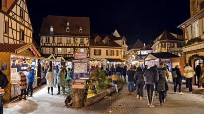ALSASKO a hlavní město Vánoc Štrasburk - vánoční trh před hotelem Le Gouverneur - Alsasko - Francie - Evropa - poznávací zájezd