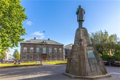 ISLAND putování západem země VIGINGŮ a SÁG - Budova parlamentu v Reykjavíku - Island - Poznávací zájezdy
