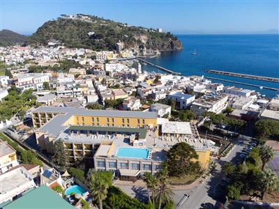 Grand Hotel Terme di Augusto - Pohled na hotel z výšky - Terme di Augusto - Itálie - Ischia - Lacco Ameno - pobytové zájezdy