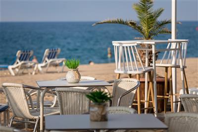 htop Amaika Adults Only (plná penze & voda a víno) - plážový klub Blue Bar Beach Club - htop Amaica - Calella - Costa Brava - Katalánsko - Španělsko - pobytový zájezd