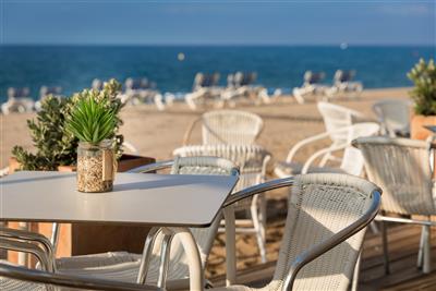 htop Amaika Adults Only (plná penze & voda a víno) - plážový klub Blue Bar Beach Club - htop Amaica - Calella - Costa Brava - Katalánsko - Španělsko - pobytový zájezd