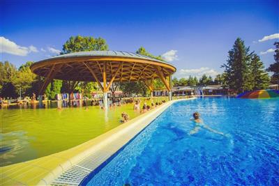 BÜKFÜRDŐ & HUNGUEST BÜK - WEST WING relax v nejléčivější vodě Maďarska - Venkovní léčivý bazén - lázně Bükfürdö - Maďarsko