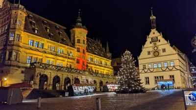 ROTHENBURG advent v bráně středověku - foto: https://commons.wikimedia.org/wiki/File:Illuminated_Marktplatz_(Rothenburg_ob_der_Tauber)_2021.jpg