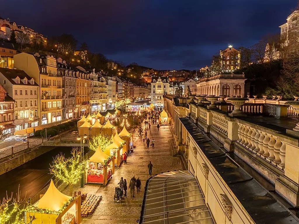 KARLOVY VARY lázeňský advent - Mlýnský promenáda - advent - Karlovy Vary
(zdroj: https://www.kudyznudy.cz/akce/vanocni-trhy-karlovy-vary)