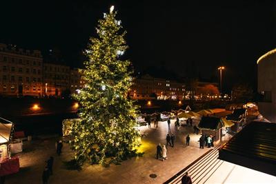 KARLOVY VARY lázeňský advent - vánoční strom - advent - Karlovy Vary
(zdroj: https://www.karlovyvary.cz/cs/vanocni-karlovy-vary)